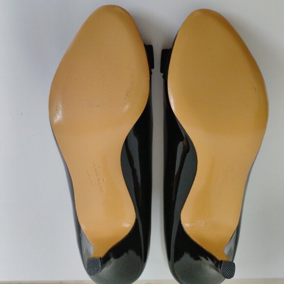 Ferragamo Black Patent Vara Bow Heel Pumps, like new - Picture 10 of 13
